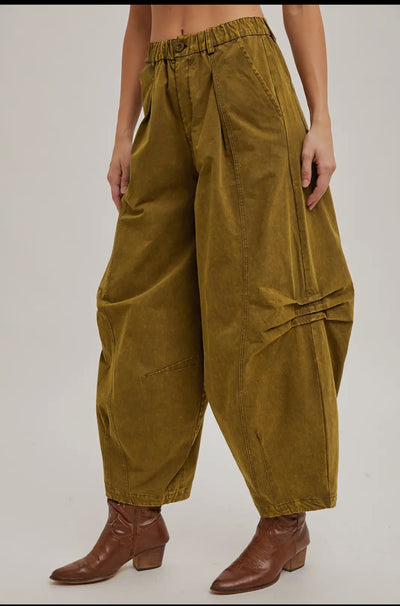 Billowy silhouette chino pants